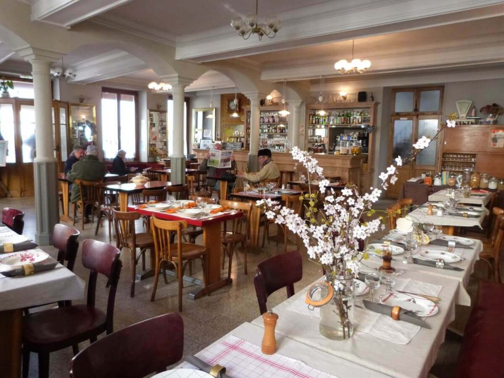 Salle du Café du Nord avec tables dressées et clients